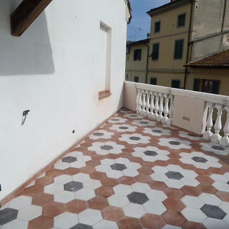 La Terrazza Apartment Palaia Bagian luar foto