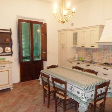 La Terrazza Apartment Palaia Bagian luar foto