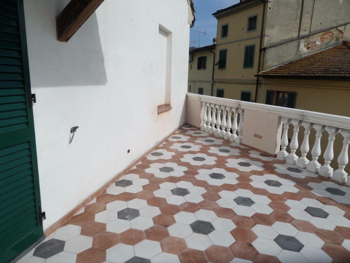 La Terrazza Apartment Palaia Bagian luar foto