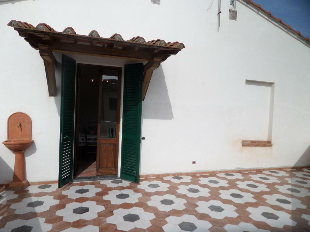 La Terrazza Apartment Palaia Bagian luar foto