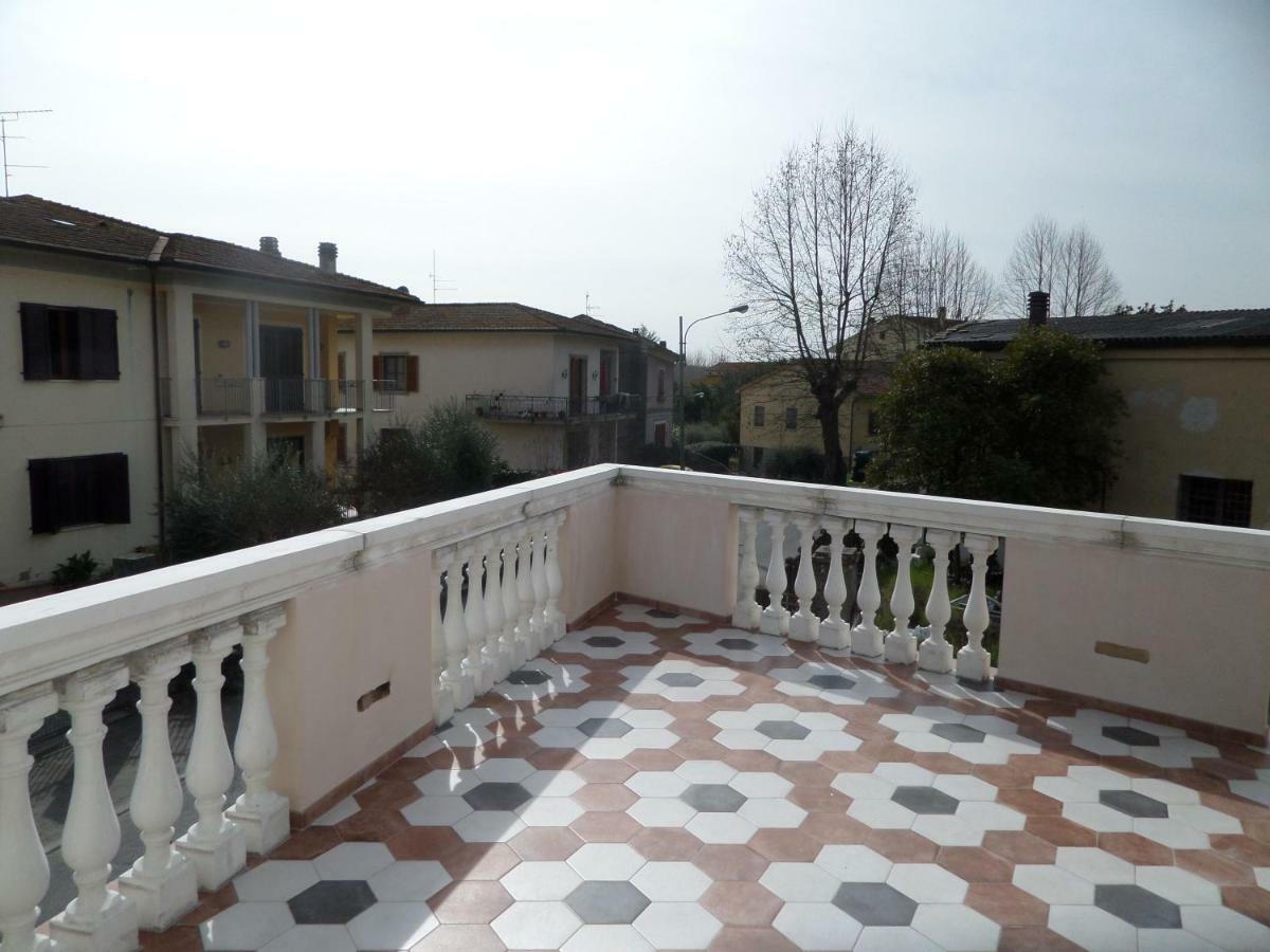 La Terrazza Apartment Palaia Bagian luar foto
